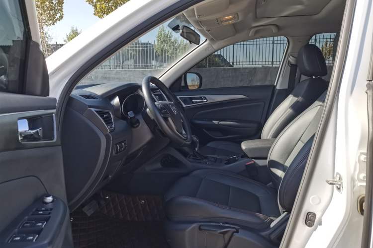 Used CHANGAN CS75 2015 1.8T Automatic All-Wheel Drive Elite Version China IV Standard Interior 3