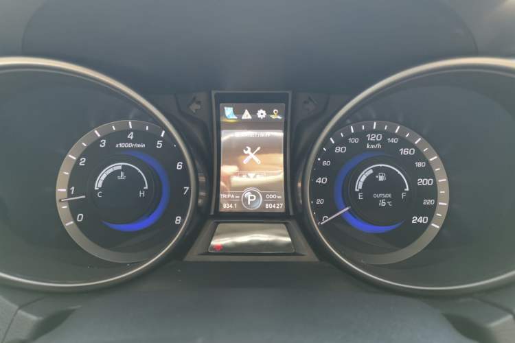 Used CHANGAN CS75 2015 1.8T Automatic All-Wheel Drive Elite Version China IV Standard Odometer Close Up
