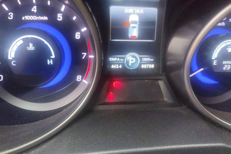 Used CHANGAN CS75 2015 1.8T Automatic 4x4 Elite Model China V Standard Odometer Close Up
