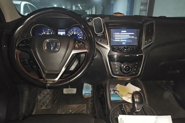 Used CHANGAN CS75 2016 1.8T Automatic Elite Model China IV Standard Center Console