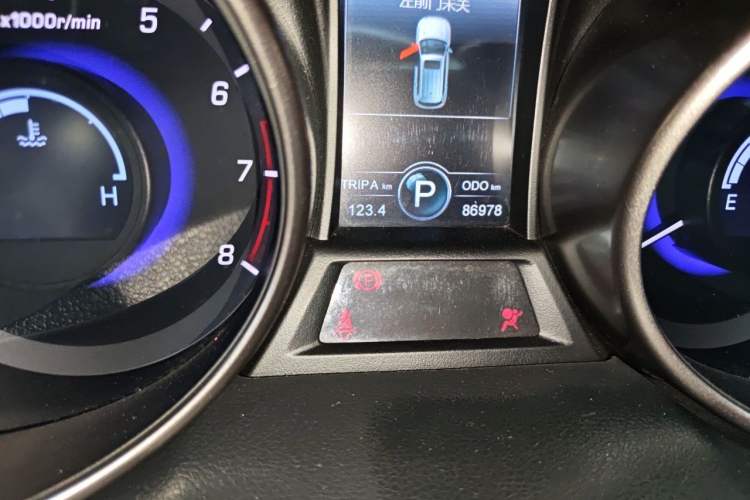 Used CHANGAN CS75 2016 1.8T Automatic Elite Model China V Standard Odometer Close Up