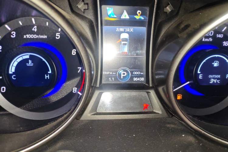 Used CHANGAN CS75 2016 1.8T Automatic Elite Model China V Standard Odometer Close Up