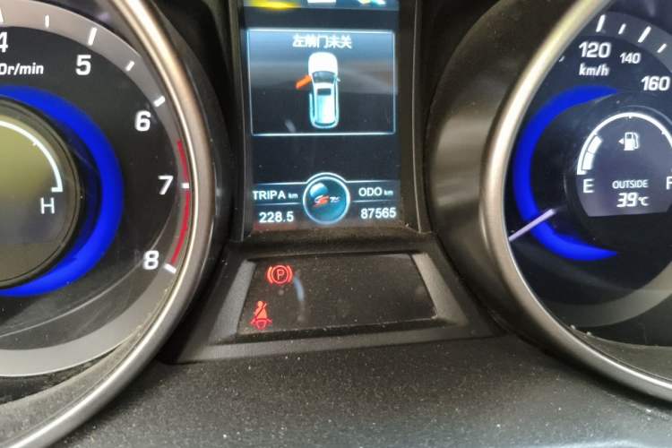 Used CHANGAN CS75 2016 1.5T Manual FENGSHANG Model Odometer Close Up