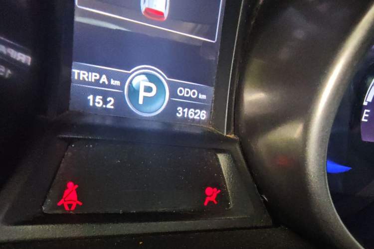 Used CHANGAN CS75 2016 1.8T Automatic Elite Model China V Standard Odometer Close Up