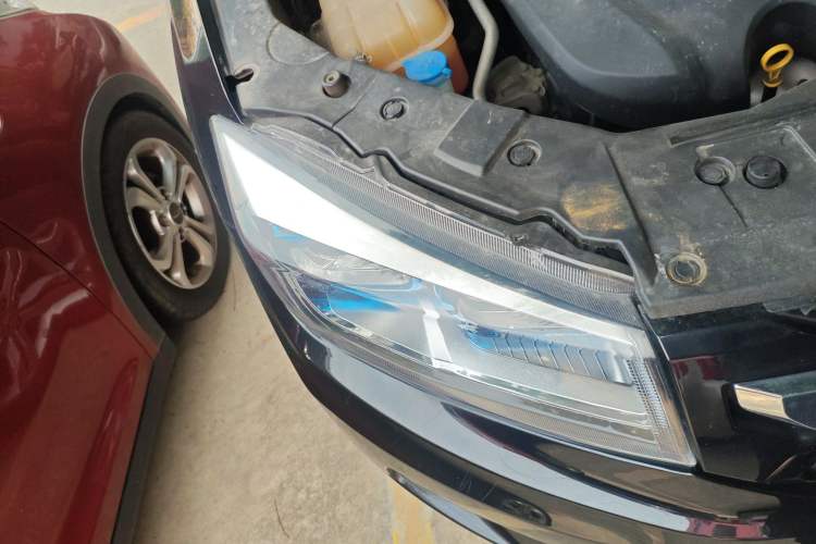 Used CHANGAN CS75 2016 2.0L Manual Luxury Version China V Standard Right Front Headlight