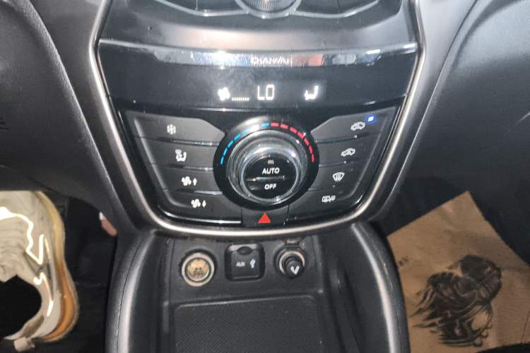 Used CHANGAN CS75 2016 1.8T Automatic Elite Model China V Standard Audio And AC Panel