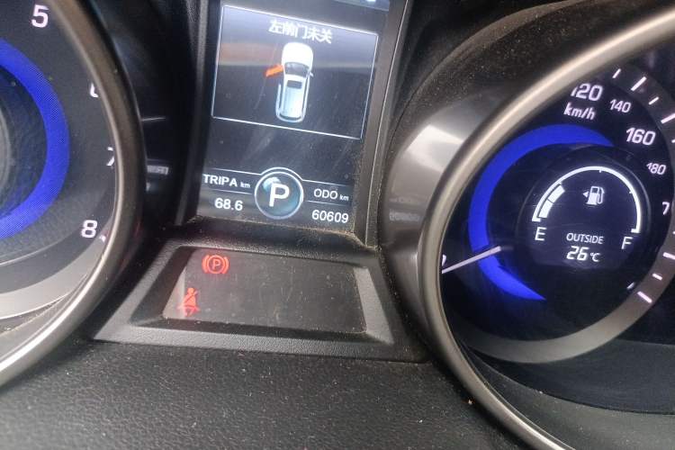 Used CHANGAN CS75 2016 1.8T Automatic Elite Model China V Standard Odometer Close Up