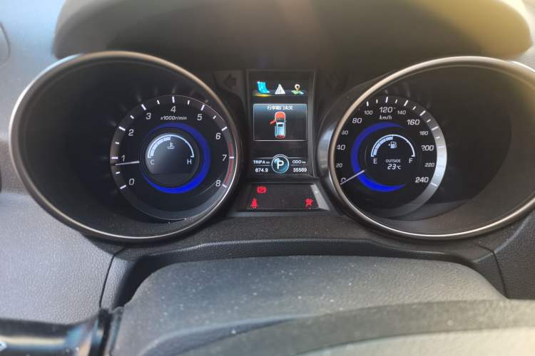 Used CHANGAN CS75 2016 1.8T Automatic Elite Model China V Standard Odometer Close Up