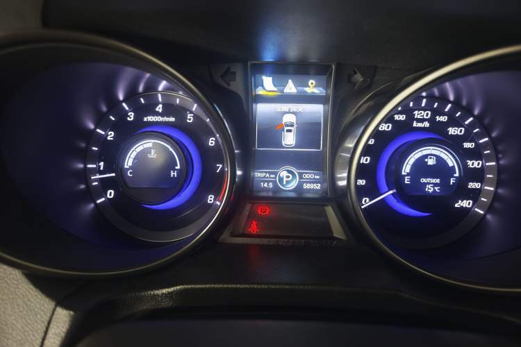 Used CHANGAN CS75 2016 1.8T Automatic Elite Model China V Standard Odometer Close Up