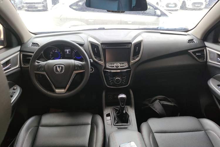 Used CHANGAN CS75 2016 2.0L Manual Luxury Version China IV Standard Center Console
