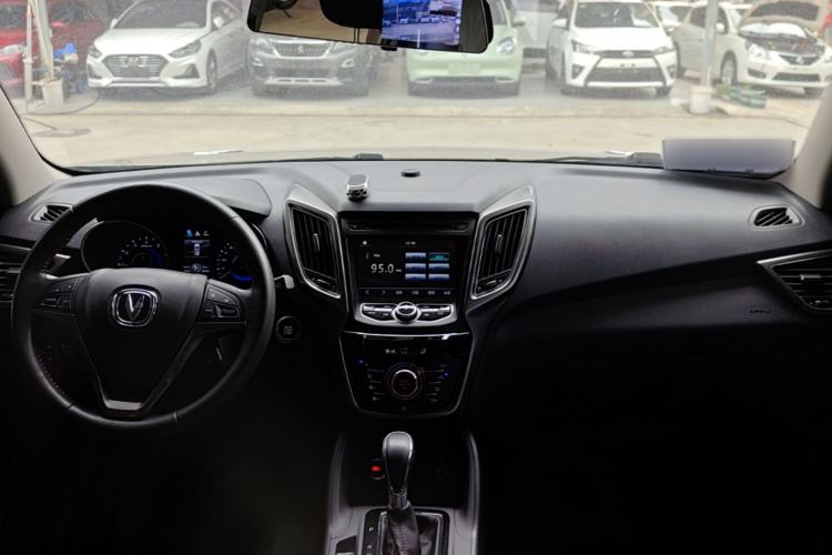 Used CHANGAN CS75 2016 1.8T Automatic Elite Model China IV Standard Center Console