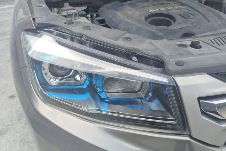 Used CHANGAN CS75 2016 2.0L Manual Luxury Version China IV Standard Right Front Headlight