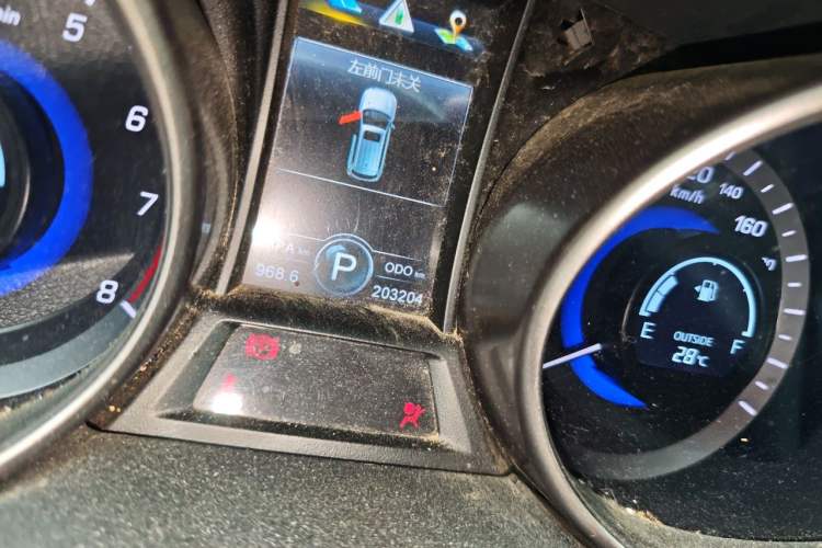 Used CHANGAN CS75 2016 1.8T Automatic Elite Model China IV Standard Odometer Close Up