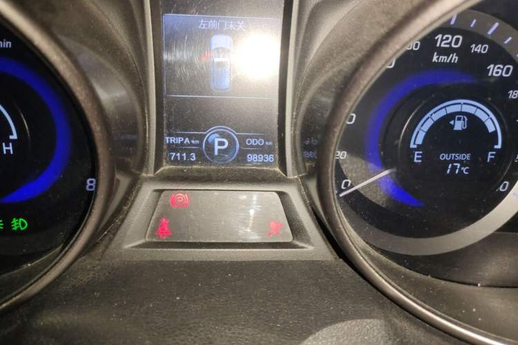 Used CHANGAN CS75 2016 1.8T Automatic Elite Model China V Standard Odometer Close Up