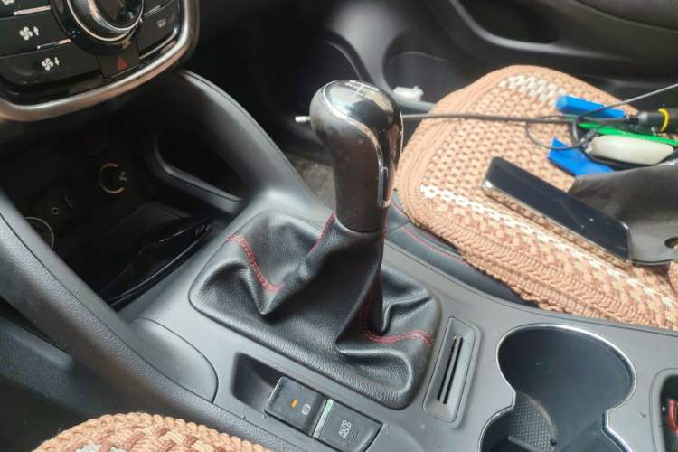 Used CHANGAN CS75 2016 2.0L Manual Luxury Version China IV Standard Gear Lever
