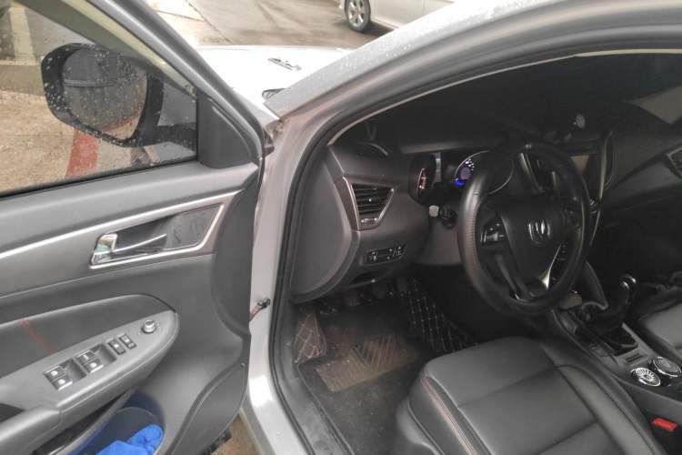 Used CHANGAN CS75 2016 2.0L Manual Luxury Version China IV Standard Driver Seat