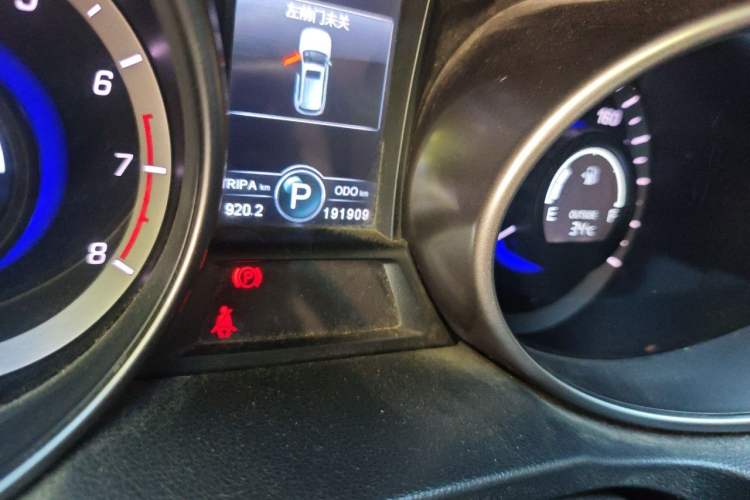 Used CHANGAN CS75 2016 1.8T Automatic Prestige Model China V Standard Odometer Close Up