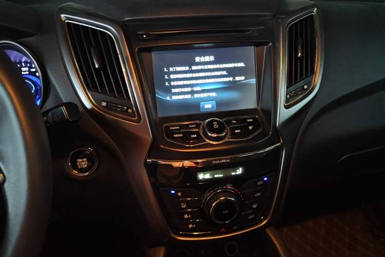 Used CHANGAN CS75 2016 2.0L Manual Leading Version China V Standard Audio And AC Panel