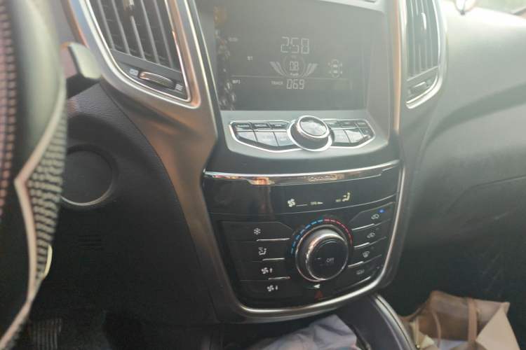 Used CHANGAN CS75 2016 2.0L Manual Comfort Version China V Standard Audio And AC Panel