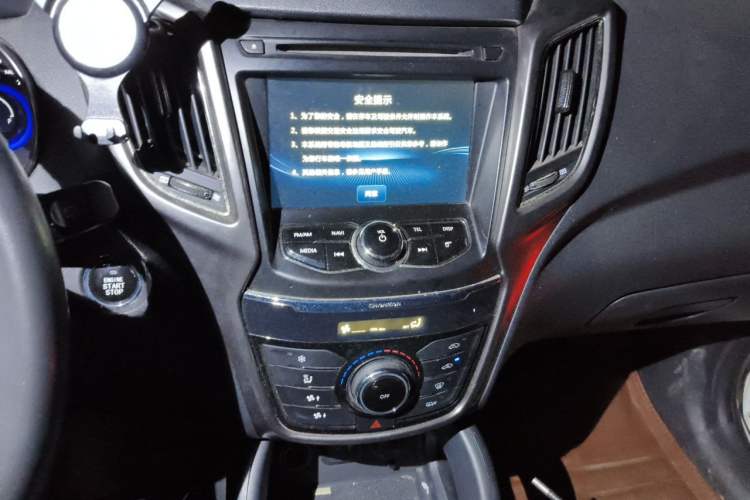 Used CHANGAN CS75 2016 2.0L Manual Luxury Version China V Standard Audio And AC Panel