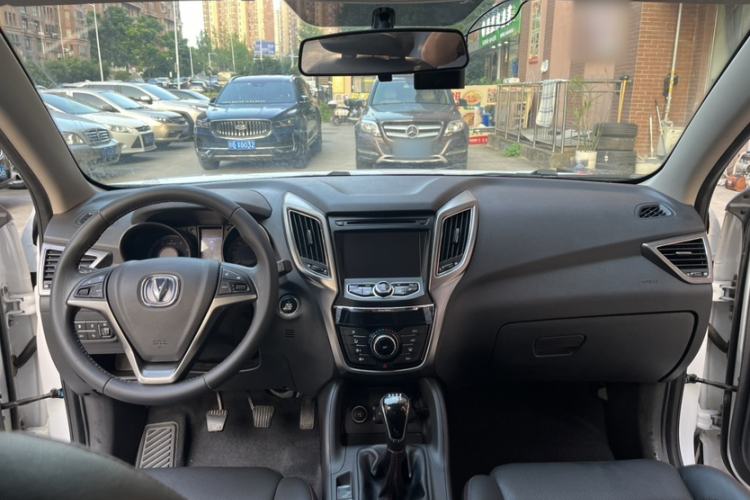 Used CHANGAN CS75 2016 2.0L Manual Leading Version China IV Standard Interior 6