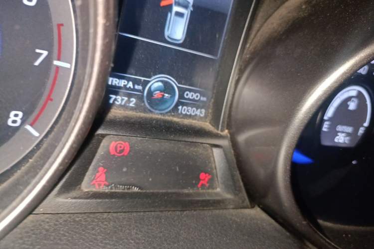 Used CHANGAN CS75 2016 2.0L Manual Luxury Version China V Standard Odometer Close Up