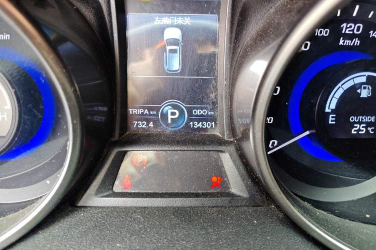 Used CHANGAN CS75 2016 1.8T Automatic Elite Model China IV Standard Odometer Close Up