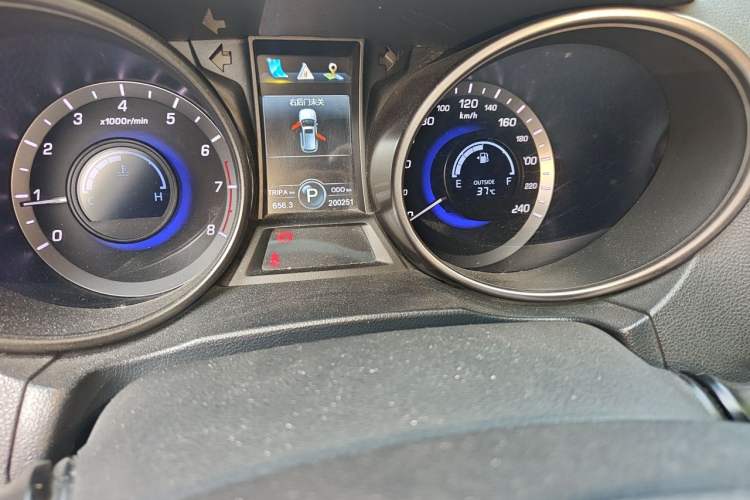 Used CHANGAN CS75 2016 1.8T Automatic Elite Model China V Standard Odometer Close Up
