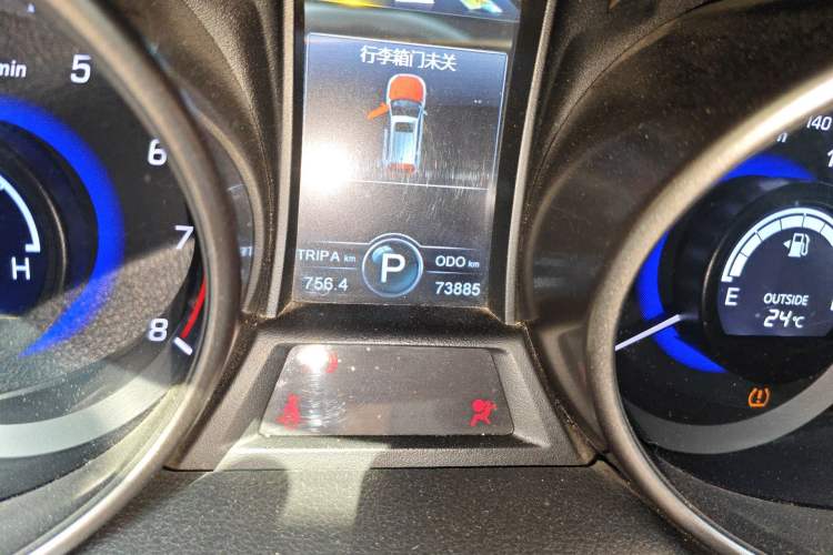 Used CHANGAN CS75 2016 1.8T Automatic Elite Model China V Standard Odometer Close Up