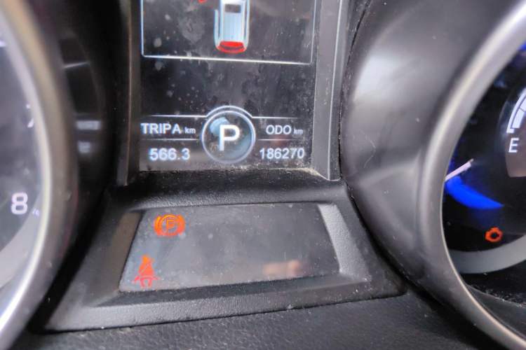 Used CHANGAN CS75 2016 1.8T Automatic Elite Model China V Standard Odometer Close Up