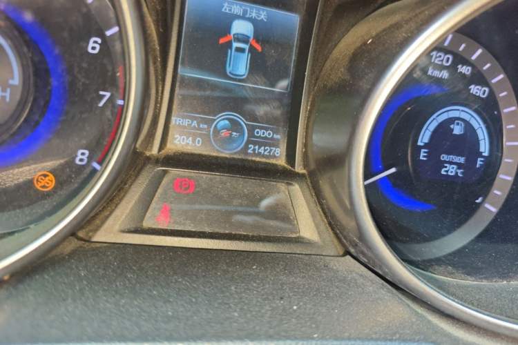 Used CHANGAN CS75 2016 1.5T Manual FENGSHANG Model Odometer Close Up