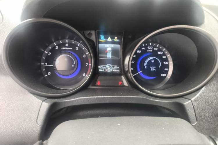 Used CHANGAN CS75 2016 1.8T Automatic Elite Model China V Standard Odometer Close Up