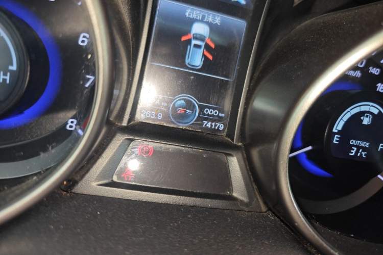 Used CHANGAN CS75 2016 2.0L Manual Luxury Version China V Standard Odometer Close Up