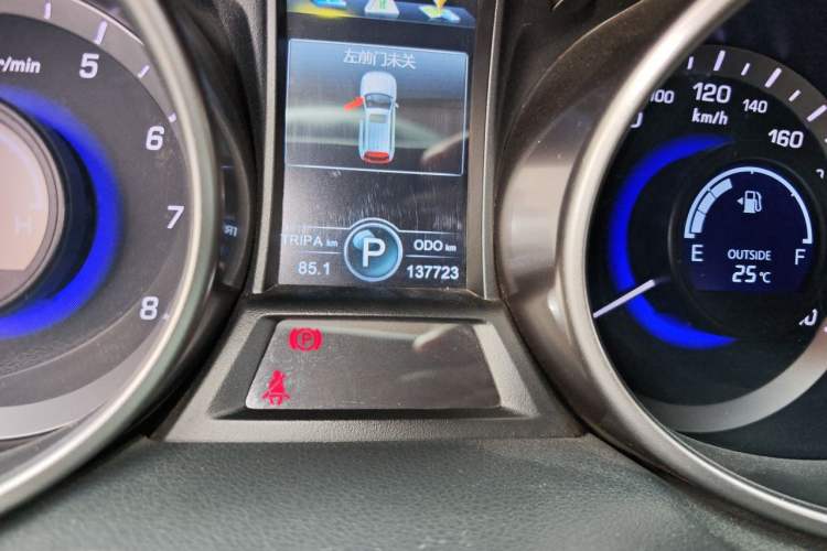 Used CHANGAN CS75 2016 1.8T Automatic Elite Model China V Standard Odometer Close Up