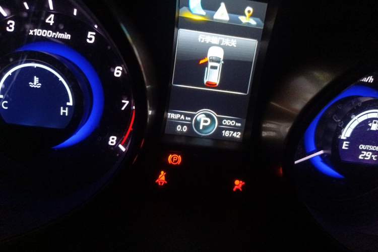 Used CHANGAN CS75 2016 1.8T Automatic Elite Model China V Standard Odometer Close Up