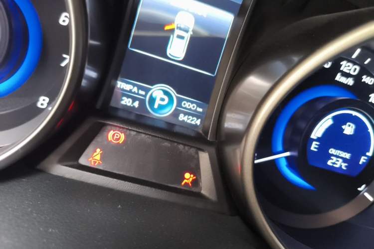 Used CHANGAN CS75 2016 1.8T Automatic Elite Model China V Standard Odometer Close Up
