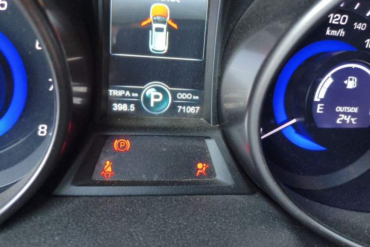 Used CHANGAN CS75 2016 1.8T Automatic Elite Model China V Standard Odometer Close Up
