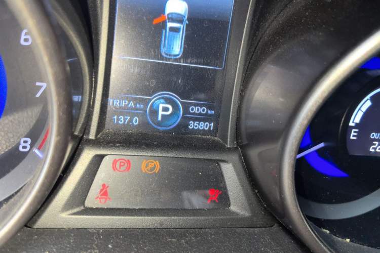 Used CHANGAN CS75 2016 1.8T Automatic Elite Model China V Standard Odometer Close Up