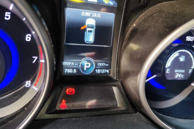 Used CHANGAN CS75 2016 1.8T Automatic Elite Model China V Standard Odometer Close Up