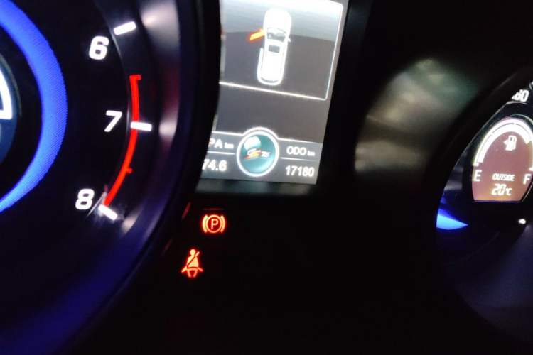 Used CHANGAN CS75 2016 2.0L Manual Luxury Version China V Standard Odometer Close Up