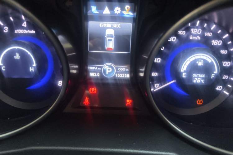 Used CHANGAN CS75 2016 1.8T Automatic Elite Model China V Standard Odometer Close Up