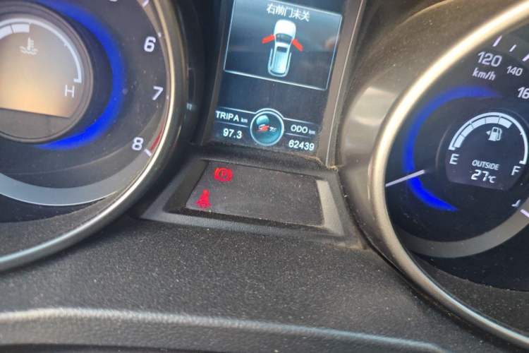 Used CHANGAN CS75 2016 2.0L Manual Luxury Version China V Standard Odometer Close Up