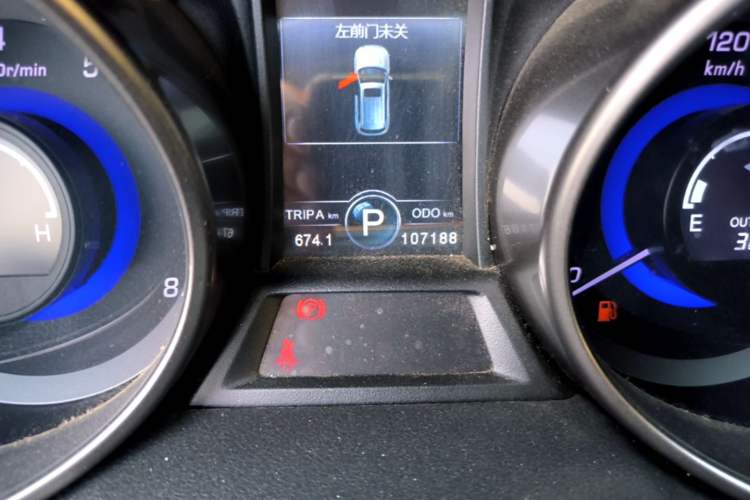 Used CHANGAN CS75 2016 1.8T Automatic Prestige Model China V Standard Odometer Close Up