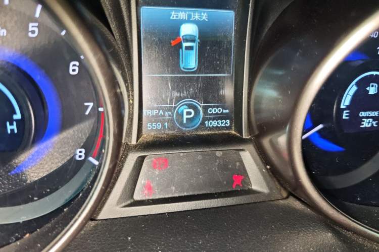 Used CHANGAN CS75 2016 1.8T Automatic Elite Model China V Standard Odometer Close Up