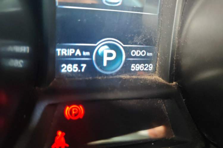 Used CHANGAN CS75 2016 1.8T Automatic Elite Model China V Standard Odometer Close Up