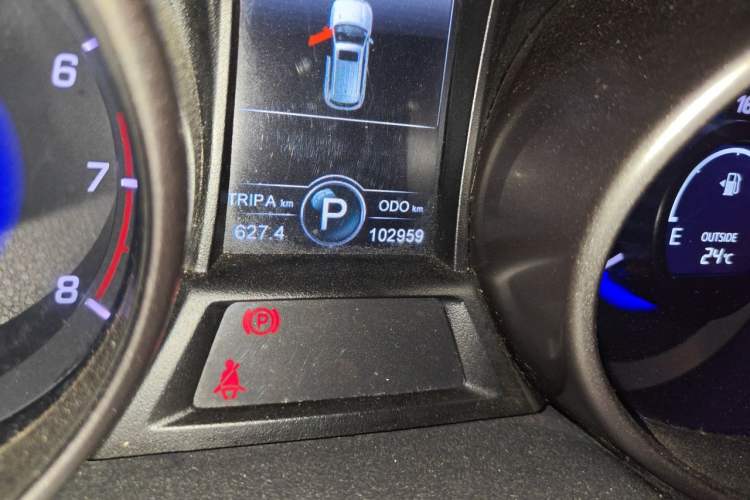 Used CHANGAN CS75 2016 1.8T Automatic Elite Model China V Standard Odometer Close Up