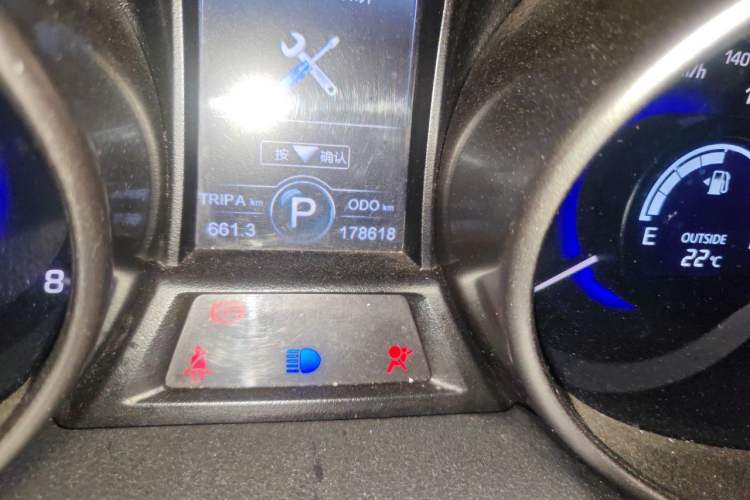 Used CHANGAN CS75 2016 1.8T Automatic Elite Model China V Standard Odometer Close Up