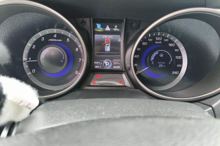 Used CHANGAN CS75 2016 1.8T Automatic Elite Model China V Standard Odometer Close Up
