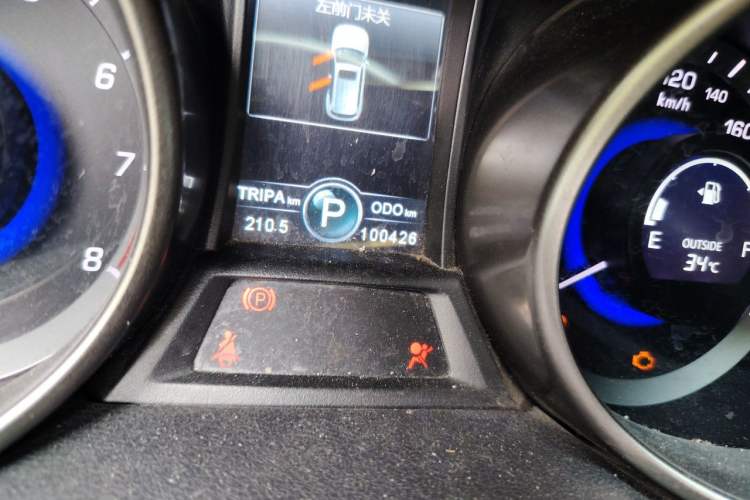 Used CHANGAN CS75 2016 1.8T Automatic Prestige Model China V Standard Odometer Close Up