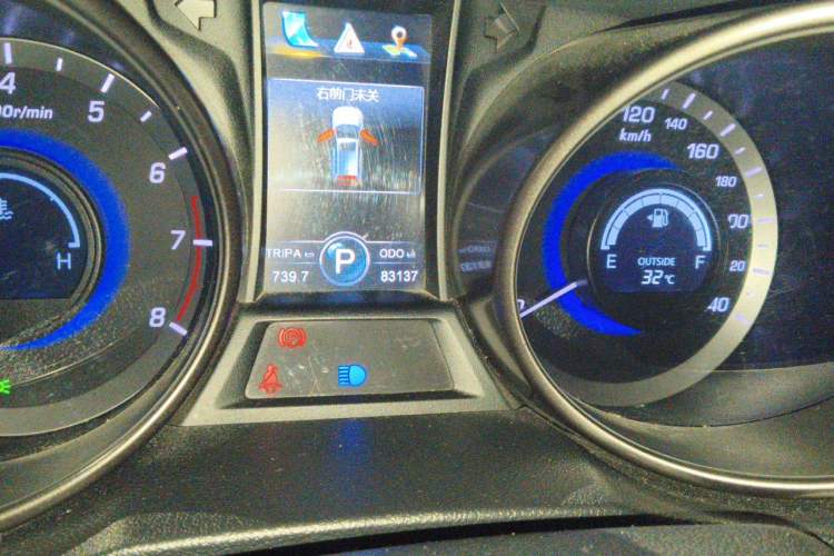 Used CHANGAN CS75 2016 1.8T Automatic Elite Model China V Standard Odometer Close Up